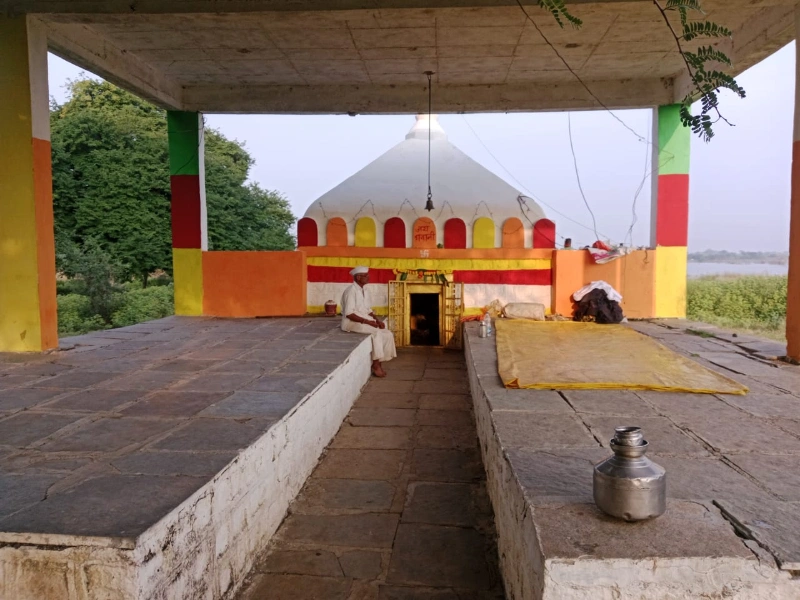 गावातील आईचे मंदिर परिसर